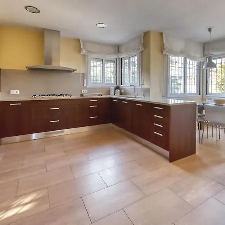 Sleeps 8 Pool Wifi Вилла Льорет-де-Мар
