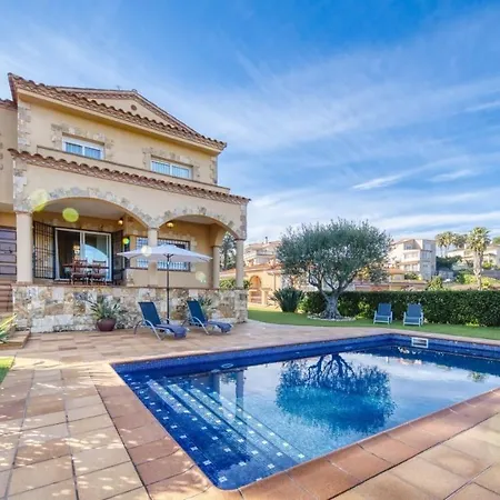 Villa Sleeps 8 Pool Wifi Lloret de Mar